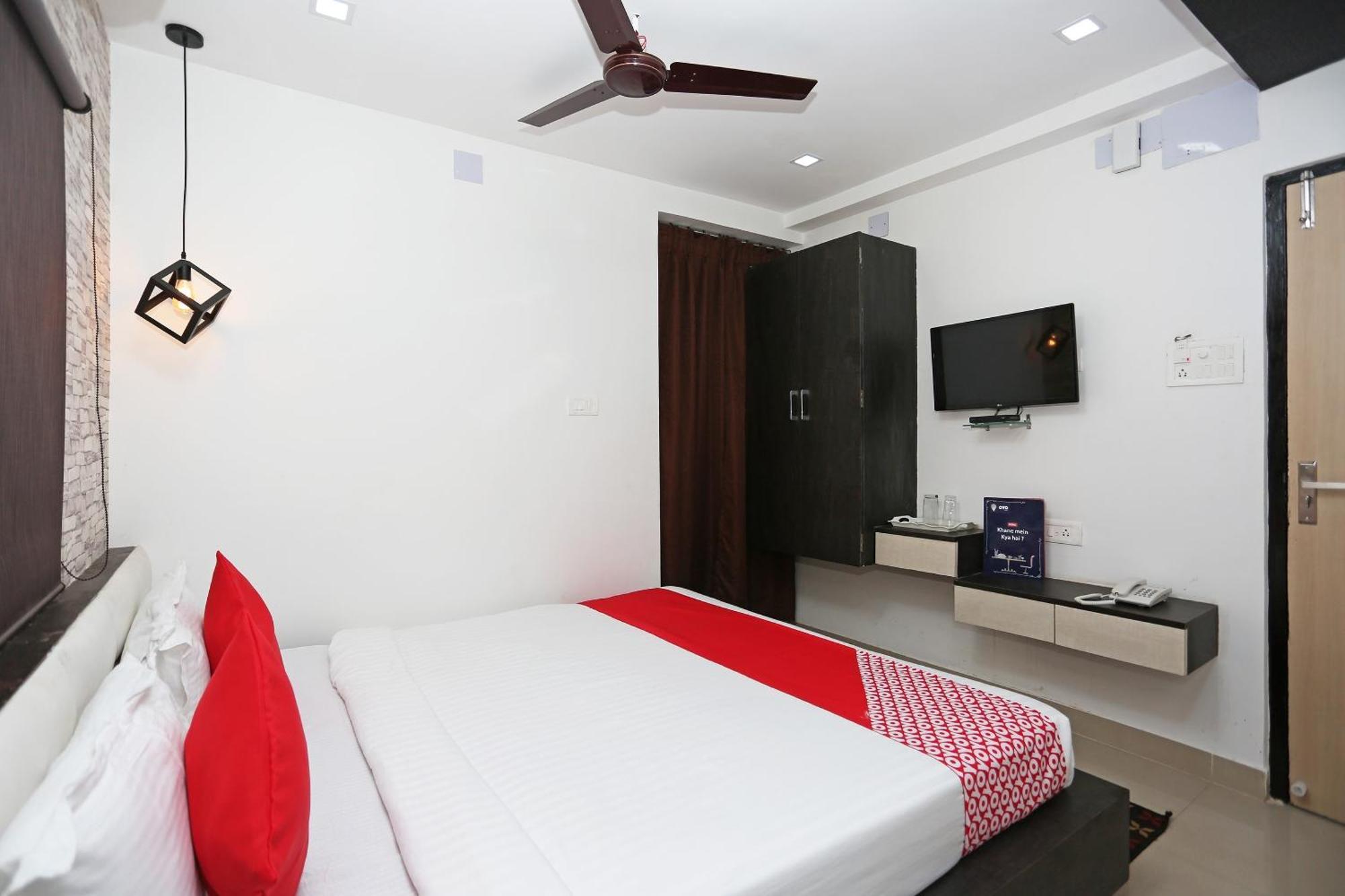Hotel Super Capital O Sai Jagannath à Khandagiri Extérieur photo
